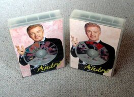 Andr&eacute; van Duin - De Typetjes van Andre Deel 1 &amp; 2 VHS Set (2VHS+2CD-Gebruikt)